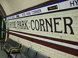 Het tegelwerk uit 1906 langs het perron