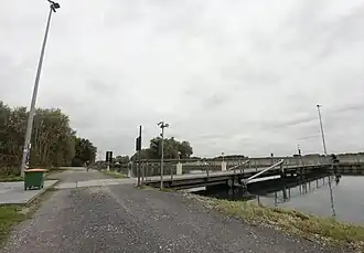 Beweegbare fietsbrug aan de Zennegatsluis