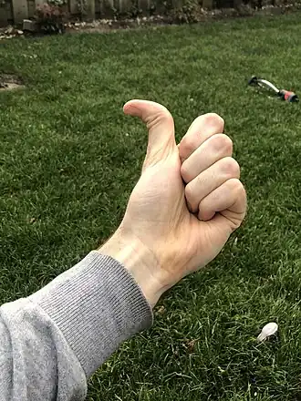 Een duim die verder doorbuigt dan gebruikelijk