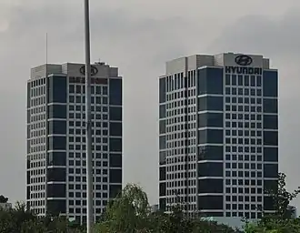 Het hoofdkantoor van moedergroep Hyundai Motors (rechts) en KIA Motors (links) in Seoel.