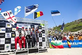 Het complete podium met in het midden debuutwinnaars in het WK, Ott Tänak en Martin Järveoja
