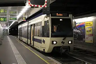 Sneltram van de Badner Bahn langs het oostelijke perron
