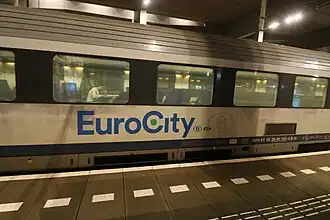 I11-rijtuig met EuroCity-logo te Breda