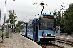 Gelede wagen 101 (serie SL 79) op lijn 13 richting Grefsen. Sinds het opbreken van de keerlussen bij de stations van de Kolsåsbanan kunnen deze trams alleen nog rijden tot de nieuwe keerlus Lilleaker; 3 juli 2013.