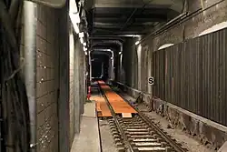 De houten platen voor de dichtgemaakte bogen, gezien vanaf het oostelijke perron.