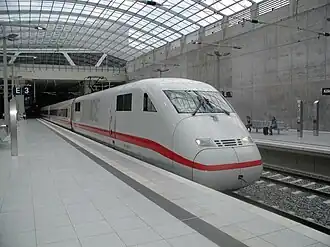Een ICE 2: 402 028-5 D-DB motorwagen in Flughafen Köln/Bonn