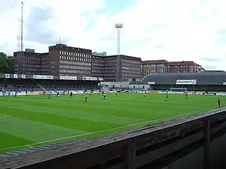 Aan de linkerkant is de thuistribune te zien. Toeschouwers van het andere team mochten op de rechtertribune plaatsnemen.