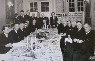 Van Winter (staand, 3e van links), 1937