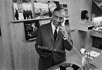 Max van Praag in Amsterdam, waarschijnlijk in een platenzaak van zijn broer Jaap (4 juni 1963) - foto: Ben van Meerendonk, collectie IISG