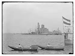 Blikvanger aan het IJ met daarvoor een hijsbok (1893)