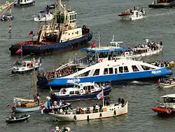 IJveer 54 in de drukte tijdens Sail Amsterdam 2015.