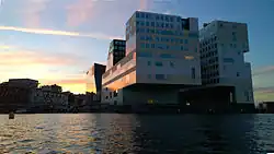 Gerechtshof vanaf het water (juni 2014)