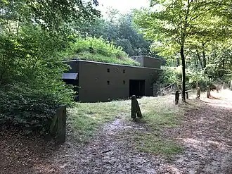 Een betonnen bunker, onderdeel van de IJssellinie