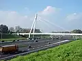 Voetgangersbrug geïnspireerd op de Erasmusbrug over de A16 nabij Rotterdam anno 2008.