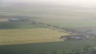 Het deel van de IJweg tussen Boesingheliede en Schiphol. In het verschiet de Polderbaan.