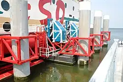 De zuignapconstructie waarmee het schip meert in de fuik.