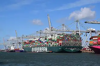 De vertraagde Ever Given uiteindelijk voor de wal bij de Europe Container Terminals (havennummer 8150) in de Amazonehaven, Europoort, Rotterdam