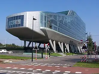 De voorkant van het gebouw, uit zuidwestelijke hoek gezien vanaf de Jachthavenweg, in 2005