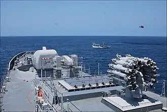 Het Indische marineschip INS Trishul houdt een Somalische piratenboot aan in december 2017.