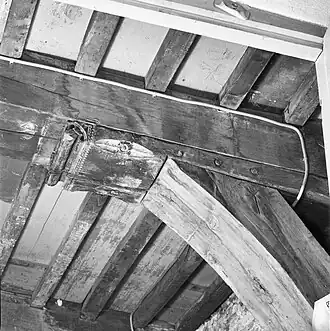 Een van de consoles met peerkraalmotief op het sleutelstuk