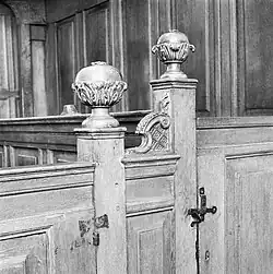 Balusters aan een kerkbank