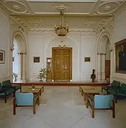 Centrale hal met neoclassicistisch stucwerk