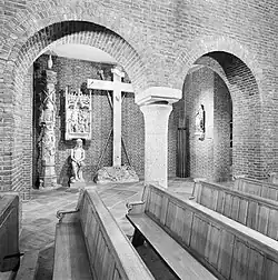 Beeldengroep in de huidige kerk.