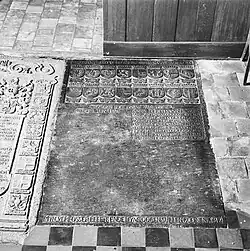 Het wapenschild van Sickinghe (bovenste rij, tweede van rechts) op de grafzerk van Rembt ten Ham in de voormalige kerk van Garsthuizen