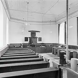 Interieur met preekstoel in 1985