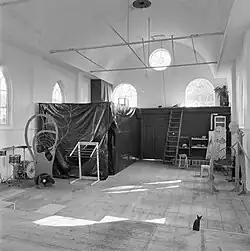 Interieur vanaf het koor in 1992, toen er een kunstenaarsatelier gevestigd was