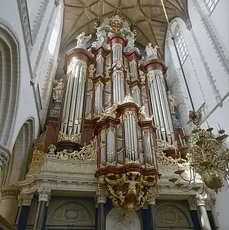 Orgelgalerij en front in de Grote of Sint-Bavokerk te Haarlem