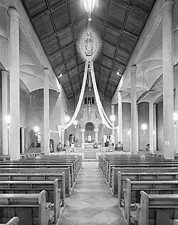 Het middenschip van de huidige kerk, gezien richting het oosten.
