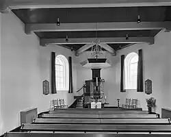 Interieur met preekstoel