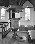 De neogotische Hervormde kerk, vanwege een preekstoel en een klokkenstoel met klok van Petit en Fritsen, diam. 50,5 cm