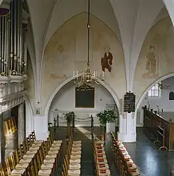 Interieur met orgel en muurschilderingen