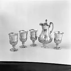 Zilveren avondmaalskan met bekers, geschonken door M.J. Repelaer aan Dorpskerk Spijkenisse