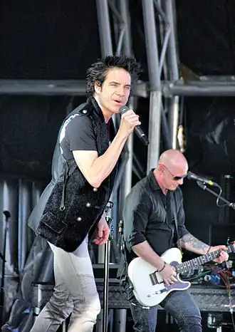 De band Train met Zanger Pat Monahan op de voorgrond (2011)