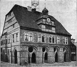 Raadhuis in Minden, foto van voor 1911; de op een kloostergang lijkende loggia is na de Tweede Wereldoorlog bewaard gebleven