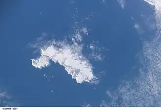 Satellietbeeld van een met sneeuw bedekt Groais Island (westen bovenaan)