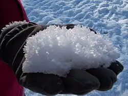 IJskristallen op een stuk sneeuw.