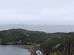 Een ijsberg en Ship Island gezien vanaf het panoramapunt aan de oostrand van het dorp