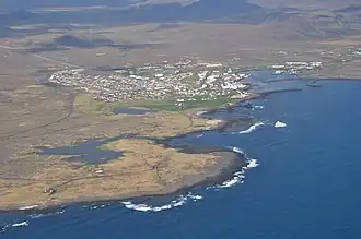 Grindavík vanuit de lucht, voor de reeks uitbarstingen en het opwerpen van verdedigingswallen