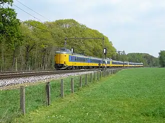 De ICM treinstellen rijden alweer ruim 25 jaar de doorgaande intercity's tussen Noord-Nederland en de Randstad. Op de foto treinstellen 4082, 4093 en 4239 onderweg van Leeuwarden en Groningen naar Schiphol. Nijkerk, 3 mei 2008