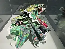 Vliegtuigkerkhof van papieren vliegtuigvlinders in museum Flehite Amersfoort 2023