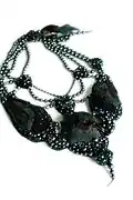 Vogelcollier Zwart, onderdeel van sieraadcollectie MAD Museum New York.