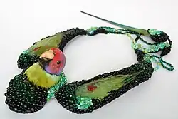 Vogelcollier Pruimenkop, onderdeel van sieraadcollectie MAD Museum New York.