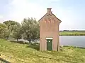 Trafohuisje achter de dijk