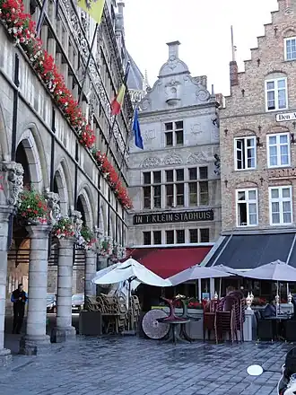 Voorgevel Klein Stadhuis naast het Nieuwerck