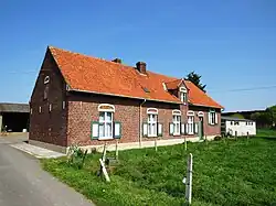 Wederopbouwhoeve uit de jaren 1920 bij Ieper