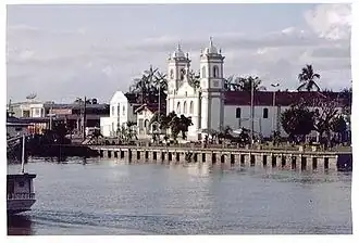 Katholieke kerk Nossa Senhora Sant'Ana in het centrum van Igarapé-Miri gezien vanaf de gelijknamige rivier